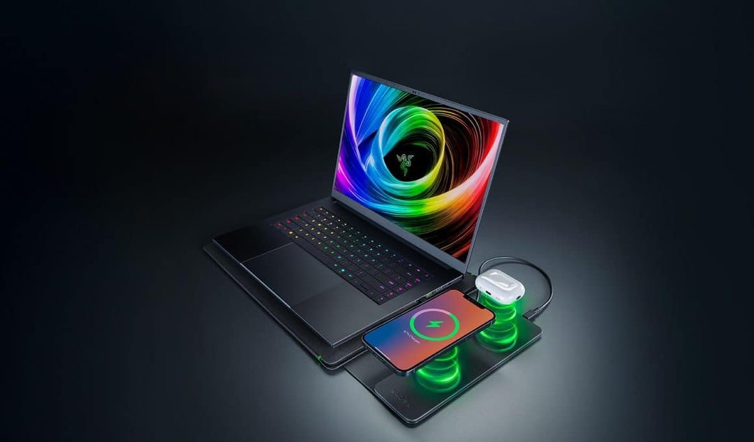 Razer 16-Inch Laptop Sleeve: Built-in Qi Wireless Charging