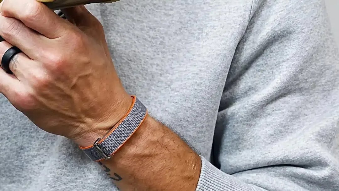 Google Fitbit Air: Screen-Less Band Taking On Whoop